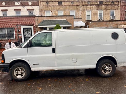 Used 2006 Chevrolet Express 2500 image 2