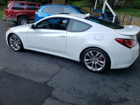 Used 2015 Hyundai Genesis 3.8 image 2