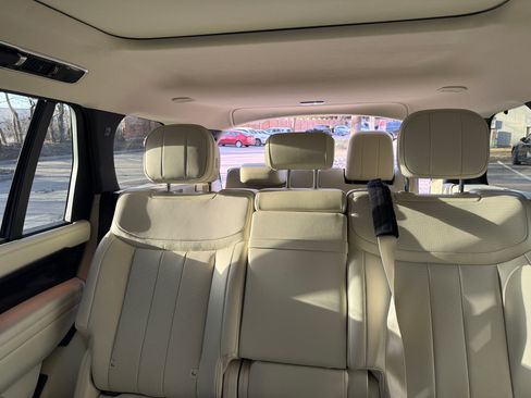 Used 2023 Land Rover Range Rover Long Wheelbase SE image 12