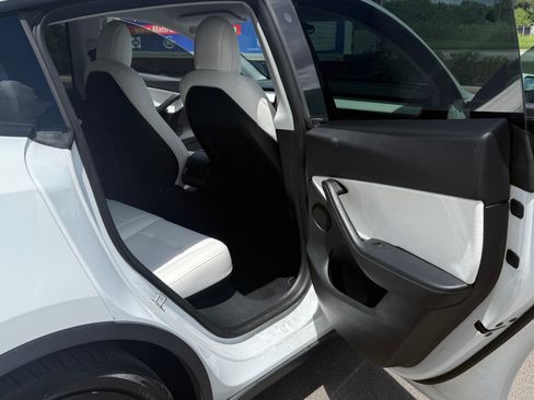 Used 2022 Tesla Model Y Performance AWD/4WD image 6
