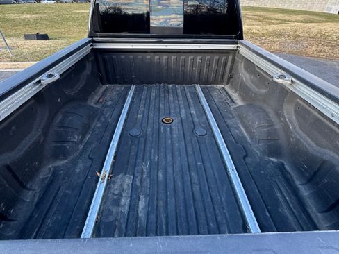 Used 2019 Nissan Titan SL w/ Midnight Edition image 6