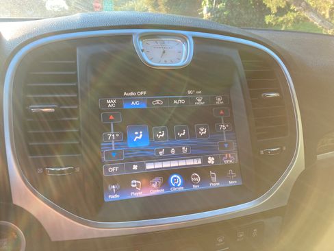 Used 2014 Chrysler 300 C image 11