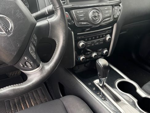 Used 2017 Nissan Pathfinder SV image 1