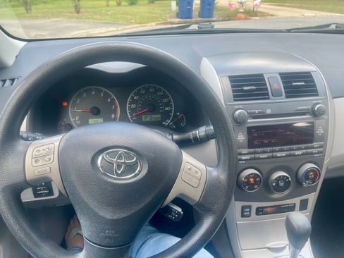 Used 2011 Toyota Corolla LE FWD image 12