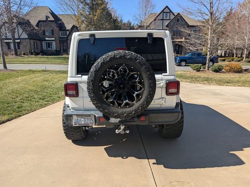 Used 2018 Jeep Wrangler Unlimited Sahara image 4