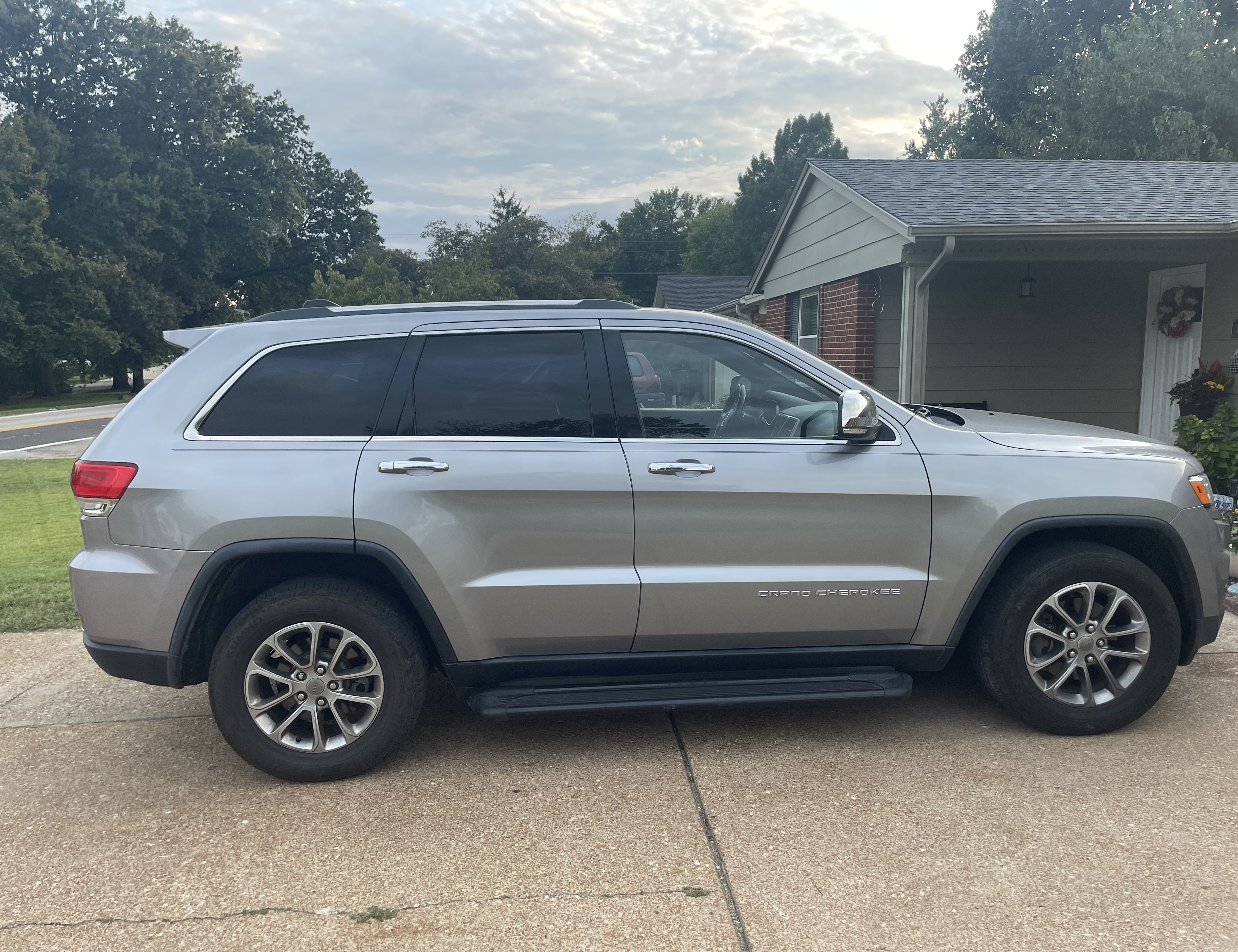 Used 2015 Jeep Grand Cherokee Limited w/ Luxury Group II AWD/4WD image 8