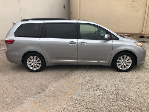 Used 2016 Toyota Sienna Limited Premium image 8