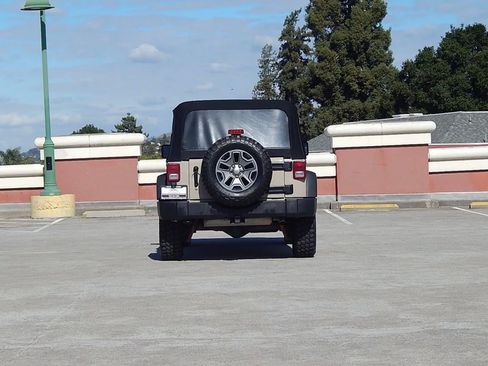 Used 2016 Jeep Wrangler Unlimited Rubicon w/ Connectivity Group image 6