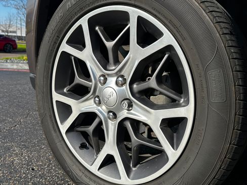 Used 2018 Jeep Grand Cherokee Limited image 8