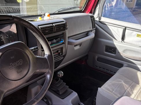 Used 1998 Jeep Wrangler SE image 9