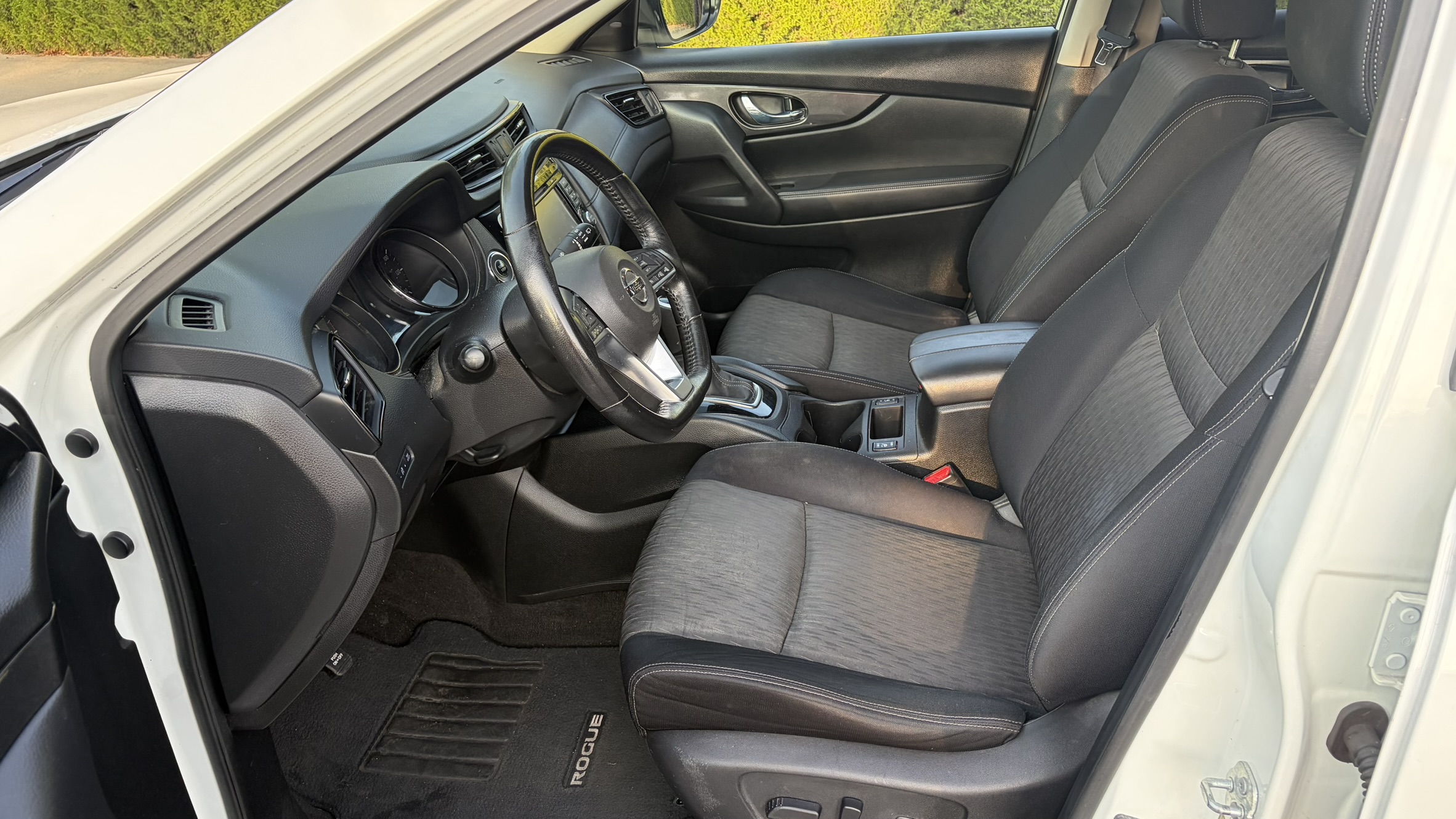 Used 2017 Nissan Rogue SV w/ SV Premium Package AWD/4WD image 16
