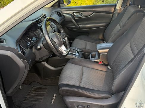 Used 2017 Nissan Rogue SV w/ SV Premium Package AWD/4WD image 16
