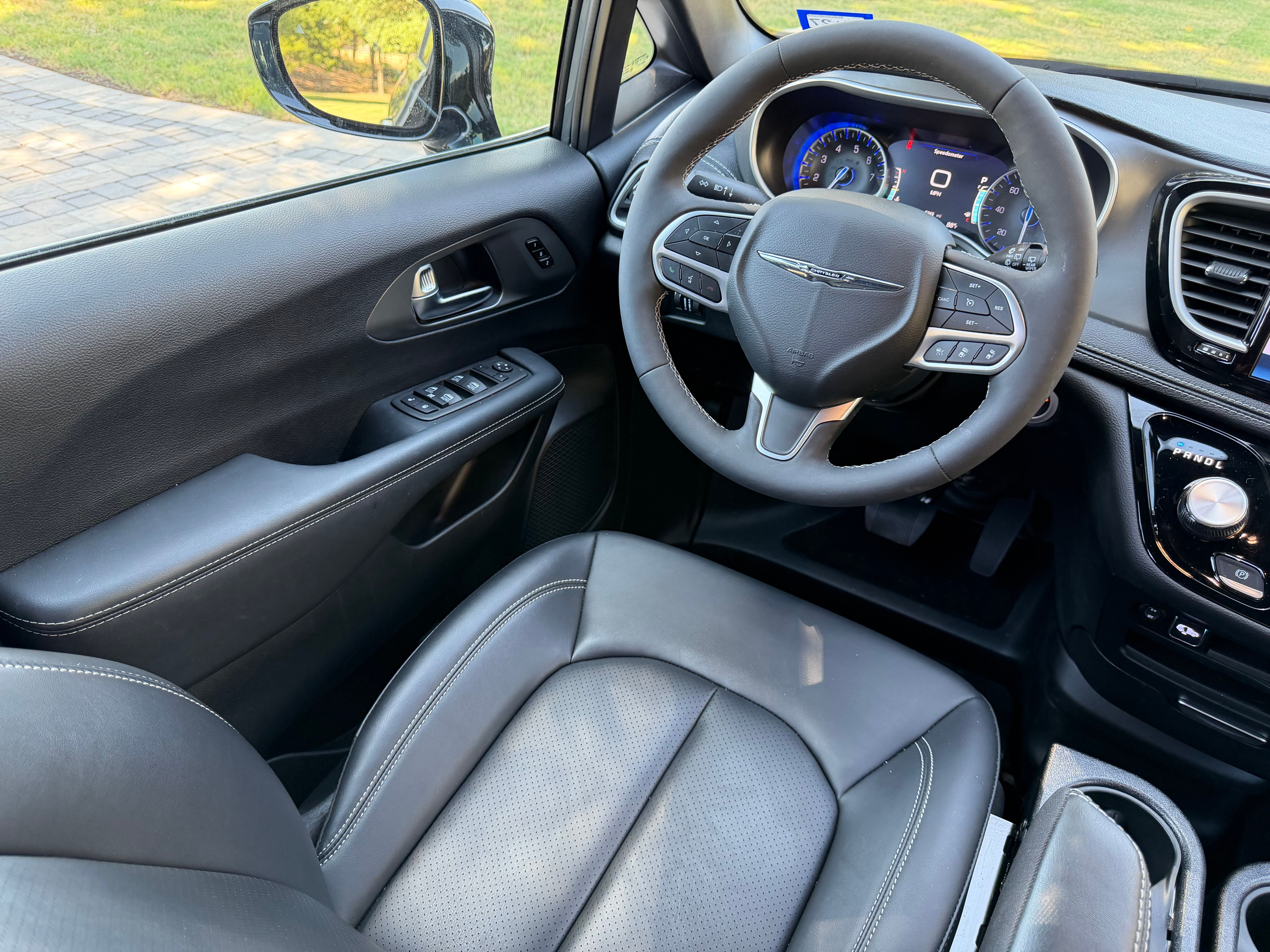 Used 2025 Chrysler Pacifica Select FWD image 15