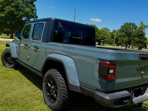 Used 2025 Jeep Gladiator Sport AWD/4WD image 9