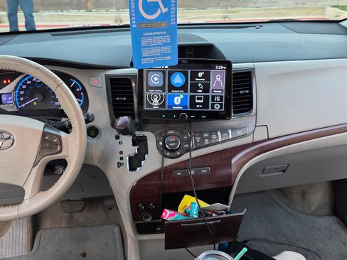 Used 2013 Toyota Sienna XLE w/ Entertainment Pkg image 4