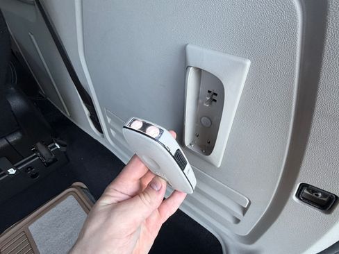 Used 2014 Chrysler Town & Country Touring image 19