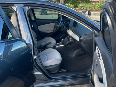 Used 2019 Toyota Yaris L image 5