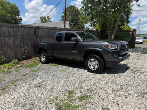 Used 2017 Toyota Tacoma 2WD Access Cab image 2