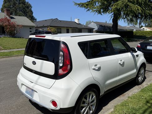 Used 2018 Kia Soul + FWD image 8