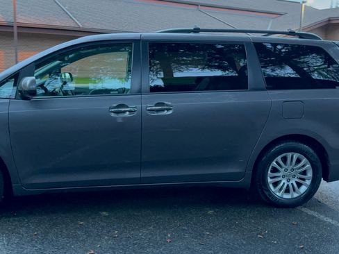 Used 2016 Toyota Sienna XLE Premium image 9