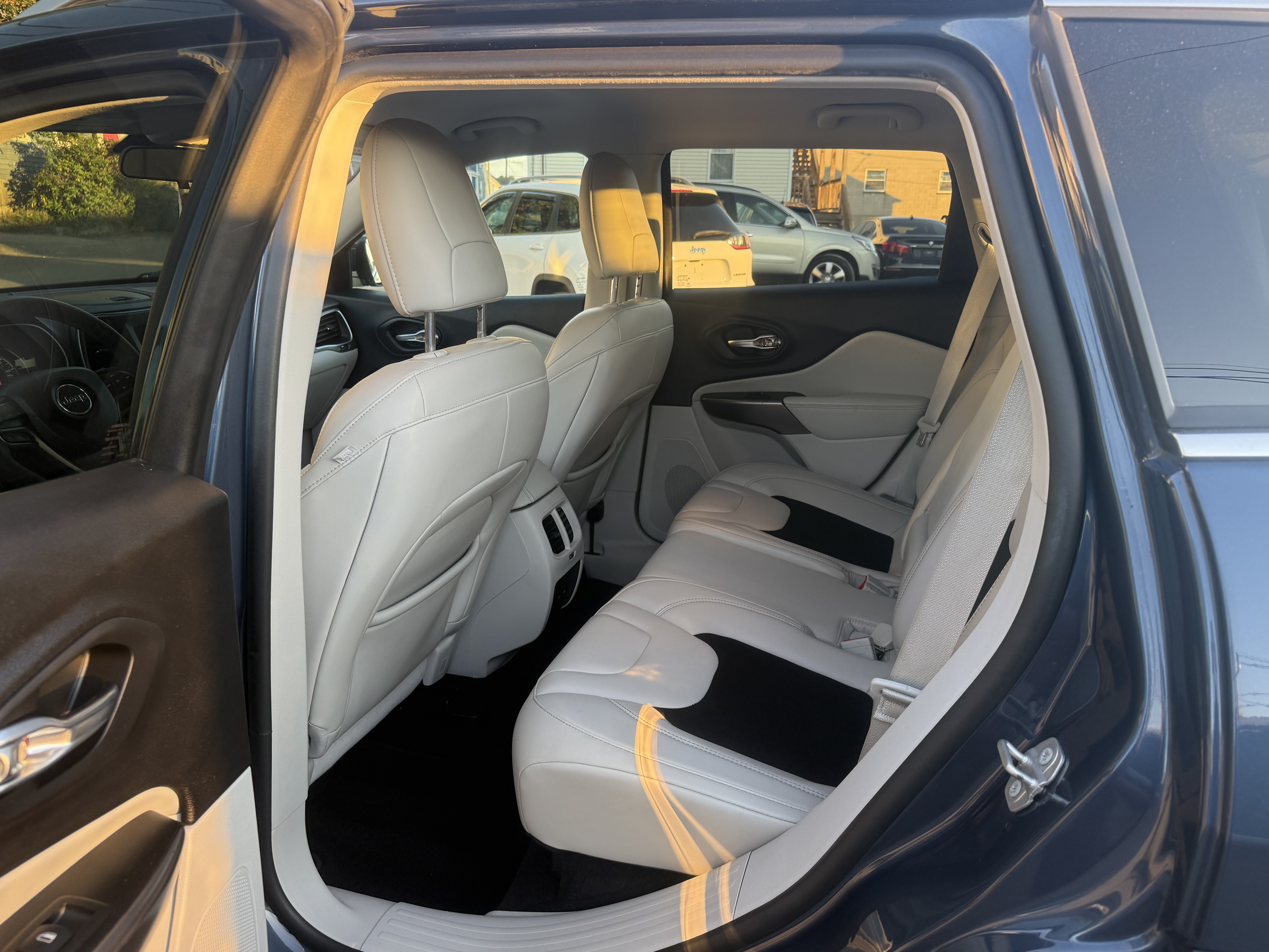 Used 2020 Jeep Cherokee Latitude Plus AWD/4WD image 9