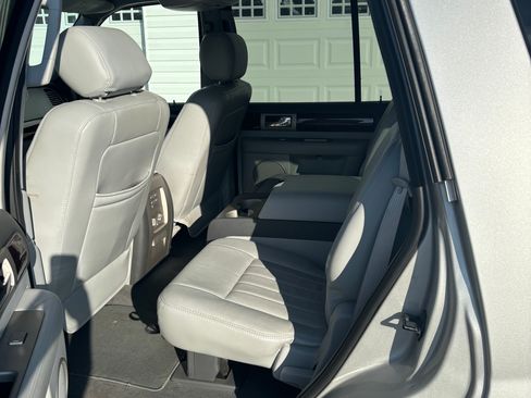 Used 2005 Lincoln Navigator 4WD image 9