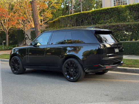 Used 2023 Land Rover Range Rover SE image 4