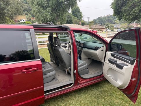 Used 2014 Volkswagen Routan SE image 11