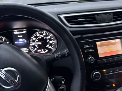 Used 2014 Nissan Rogue S AWD/4WD image 2
