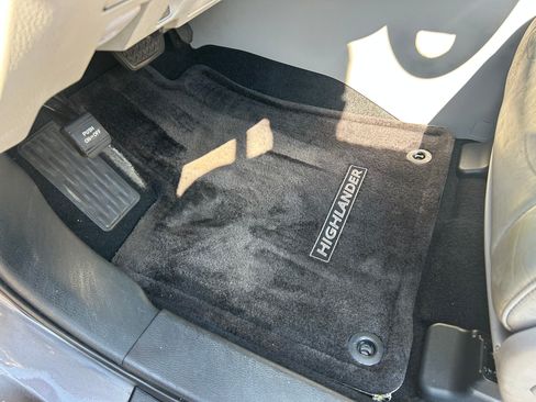 Used 2014 Toyota Highlander XLE image 18