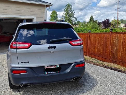 Used 2018 Jeep Cherokee Latitude w/ Altitude Package image 9