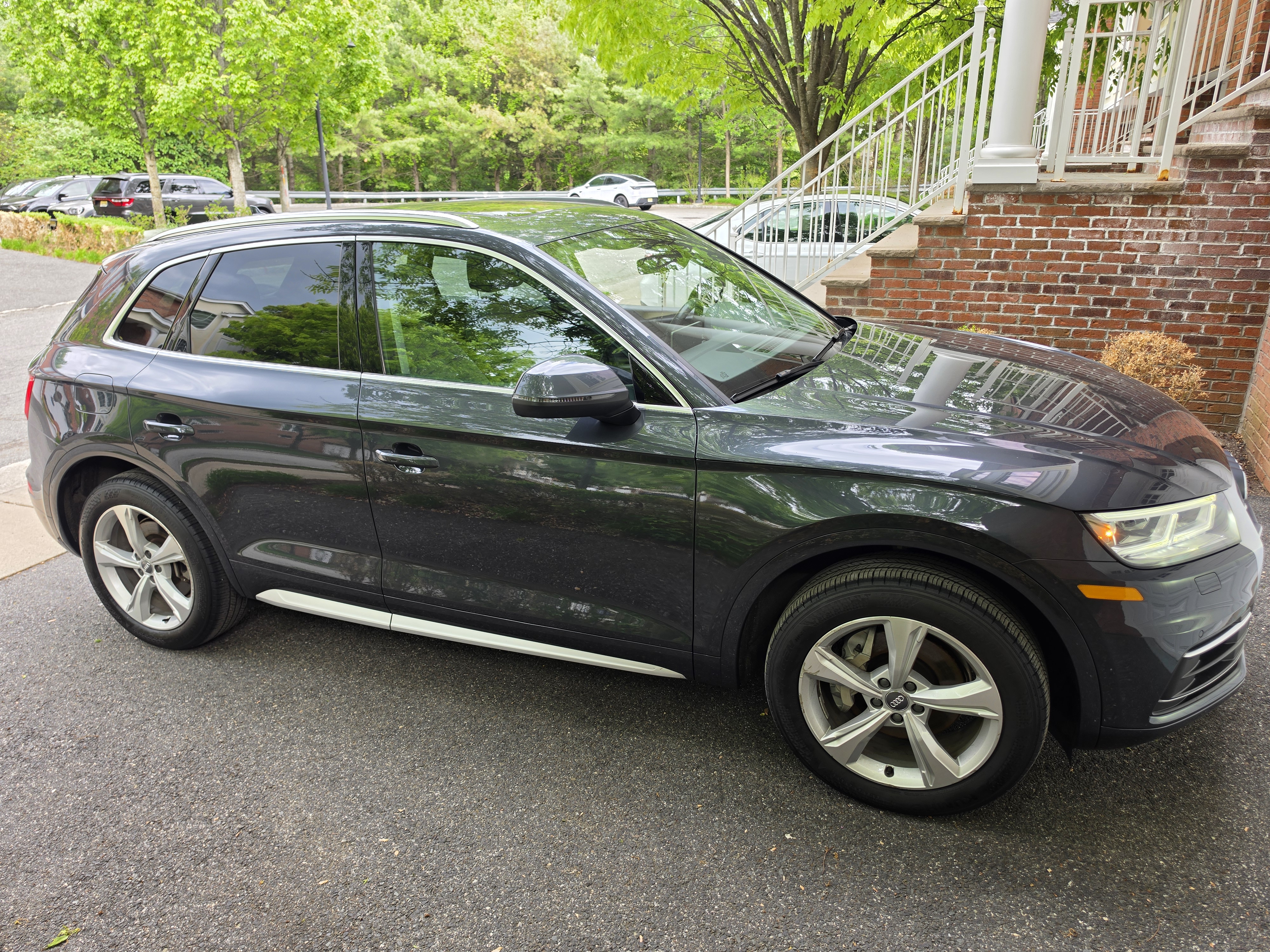 Used 2020 Audi Q5 2.0T Premium Plus w/ Premium Plus Package AWD/4WD image 2
