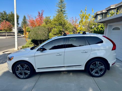 Used 2017 Volvo XC60 T6 Dynamic w/ Preferred Option Package image 1