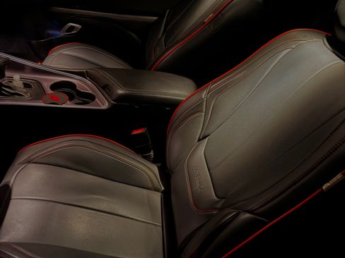 Used 2017 Dodge Challenger R/T image 26