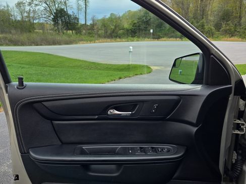 Used 2014 GMC Acadia SLE image 11