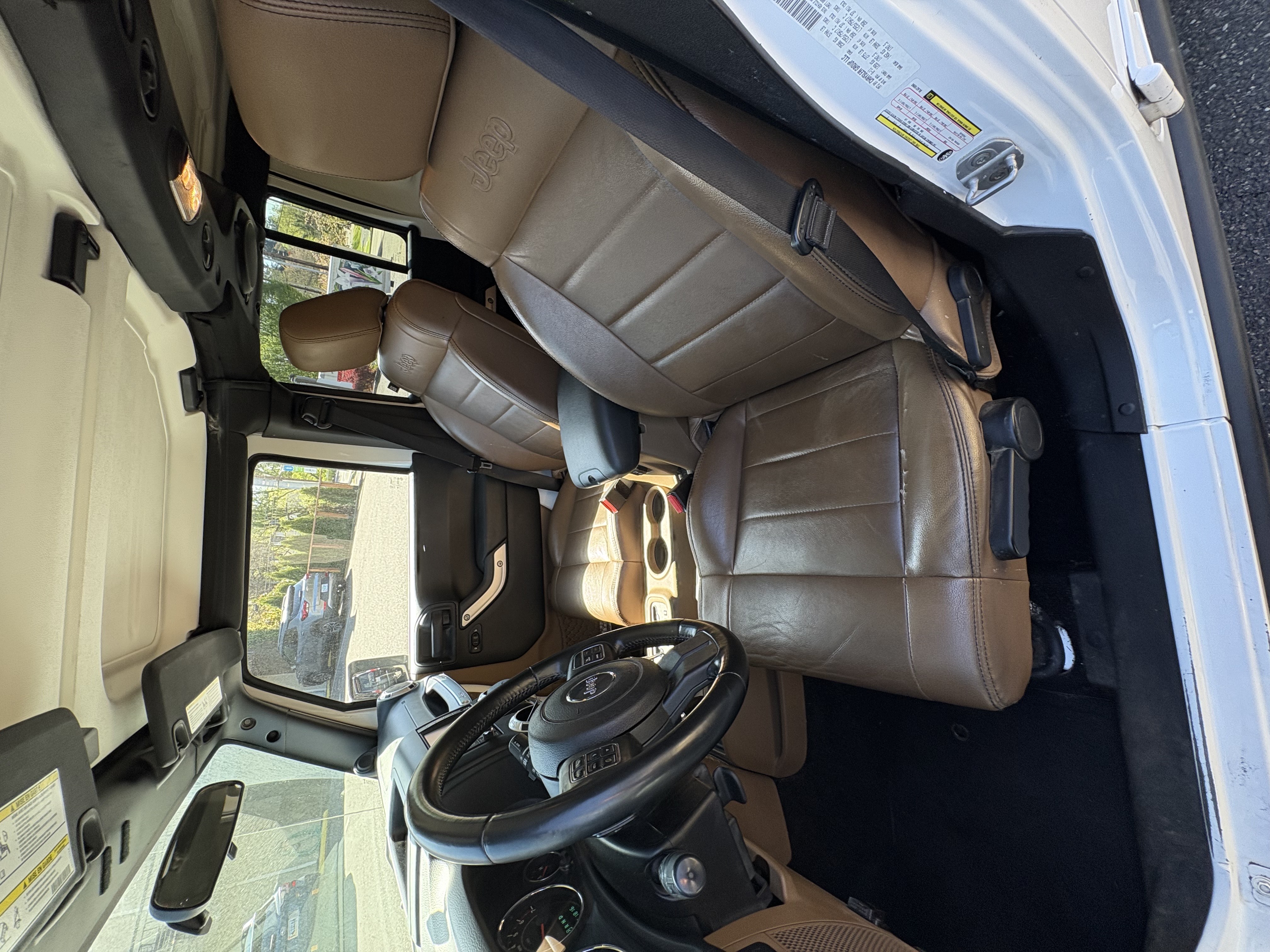 Used 2011 Jeep Wrangler Unlimited Rubicon w/ Connectivity Group AWD/4WD image 2