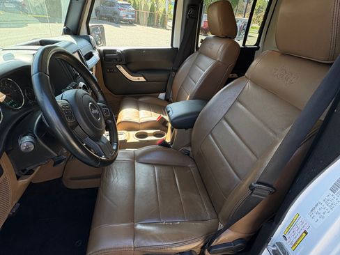 Used 2011 Jeep Wrangler Unlimited Rubicon w/ Connectivity Group image 2