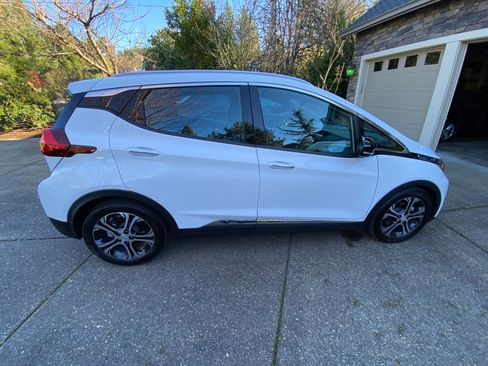 Used 2019 Chevrolet Bolt Premier w/ Infotainment Package image 4