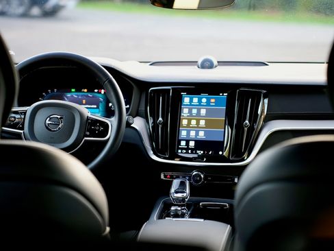 Used 2025 Volvo V60 T8 Polestar w/ Protection Package Premier image 20