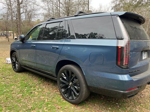 Used 2025 Cadillac Escalade Sport Platinum w/ LPO, ONYX Package image 4