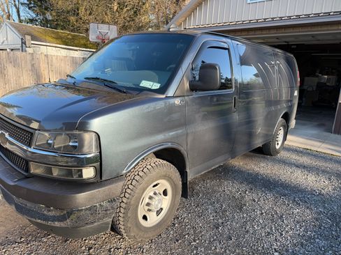 Used 2019 Chevrolet Express 2500 w/ Driver Convenience Package RWD image 5