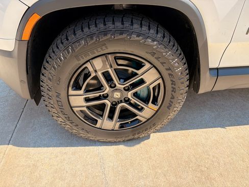 Used 2026 Rivian R1T Premium image 21