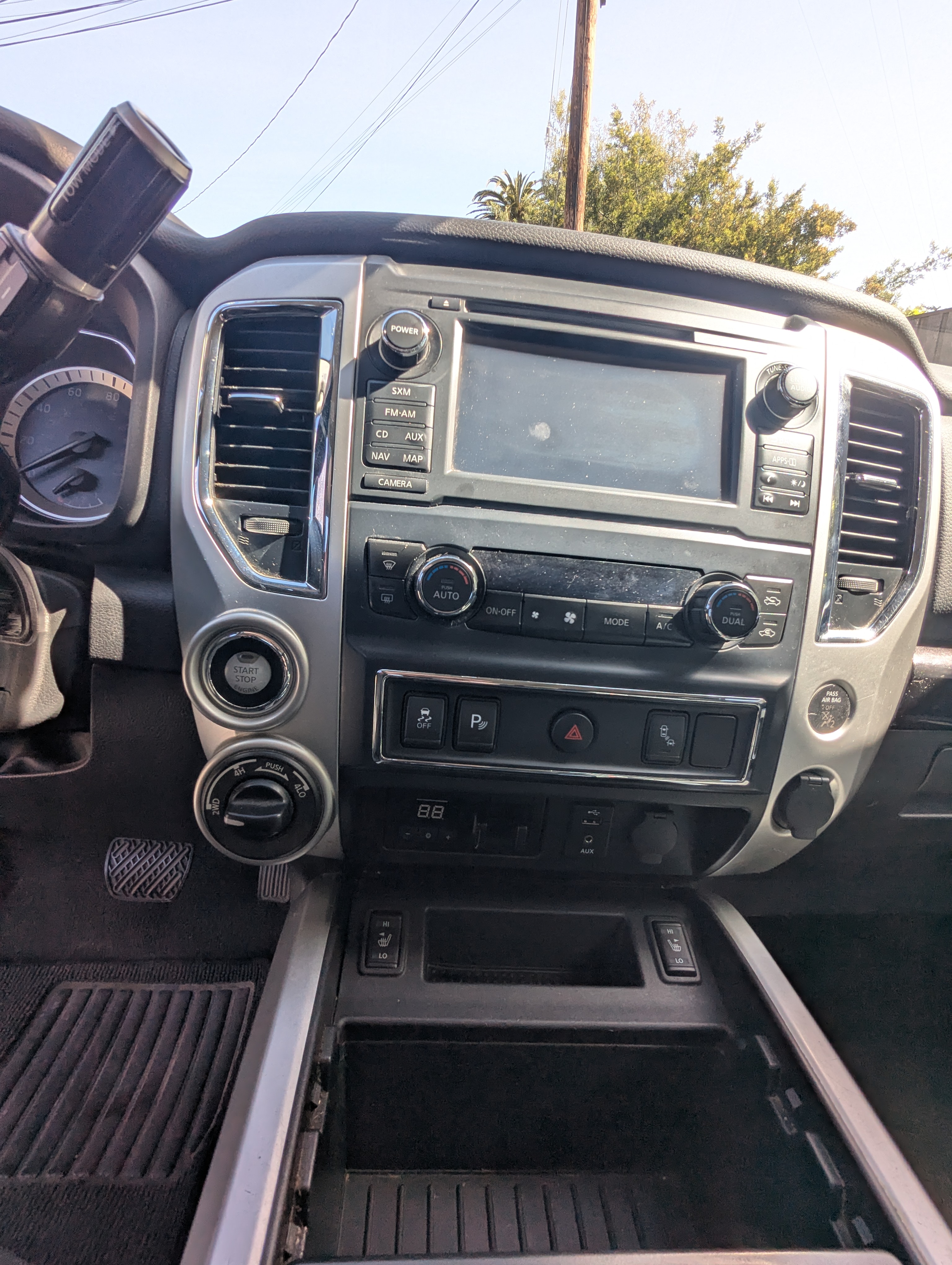 Used 2017 Nissan Titan SV AWD/4WD image 10