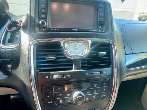 Used 2012 Chrysler Town & Country Limited image 6