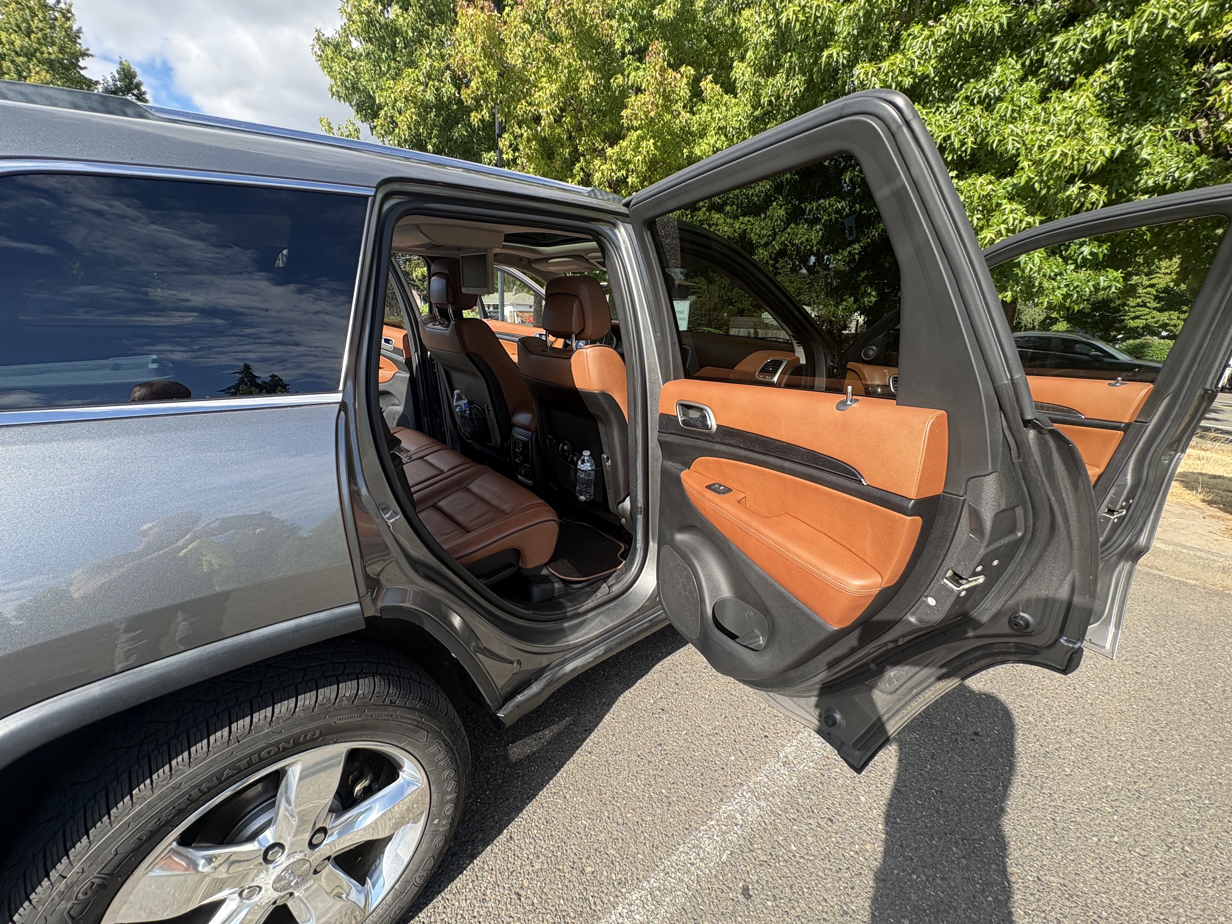 Used 2011 Jeep Grand Cherokee Overland Summit AWD/4WD image 11