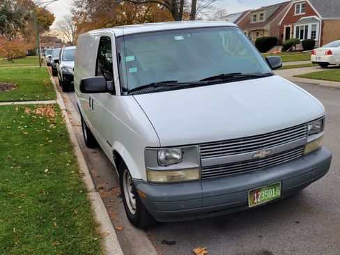 Used 2000 Chevrolet Astro image 1