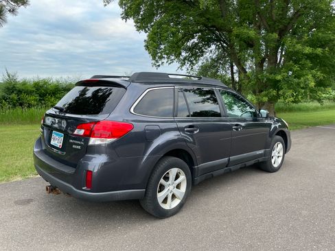 Used 2013 Subaru Outback 2.5i Premium w/ All-Weather Pkg AWD/4WD image 4