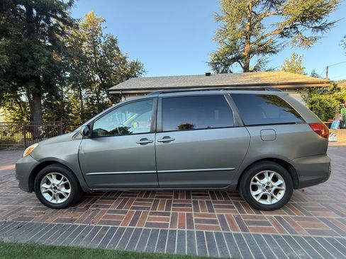 Used 2005 Toyota Sienna XLE image 2