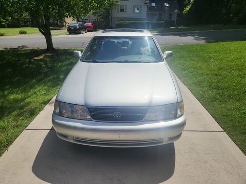 Used 1999 Toyota Avalon XLS FWD image 1