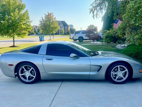 Used 2000 Chevrolet Corvette Coupe w/ Roof Pkg RWD image 1